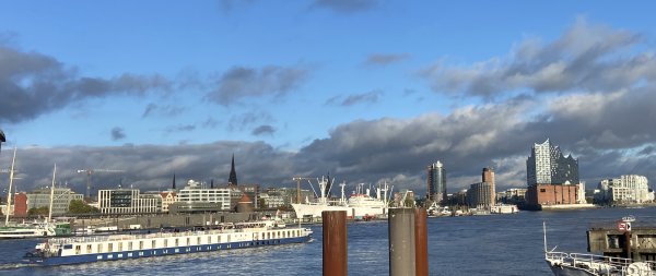 Foto: Elbe-Flusskreuzfahrtschiff im Hamburger-Hafen vor der Elbphilharmonie