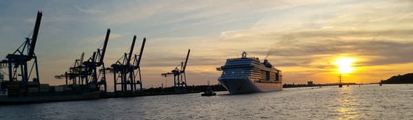 Foto: Hamburger Hafen im Sonnenuntergang