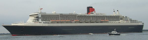 Queen Mary 2 auf der Elbe vor dem Hamburger Hafen